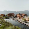 Le Höflehner Naturresort et son étang face au massif du Dachstein, en Styrie