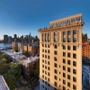 Vue aérienne du futur Ritz-Carlton Residences Brooklyn Heights, l’ancien Hotel Bossert, avec Manhattan en fond