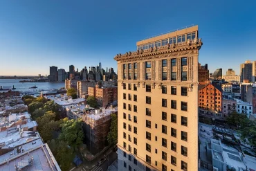 Vue aérienne du futur Ritz-Carlton Residences Brooklyn Heights, l’ancien Hotel Bossert, avec Manhattan en fond