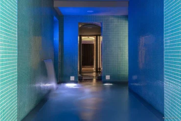 Bassin intérieur chauffé du spa rénové de l'Hôtel C2, hôtel 5 étoiles à Marseille