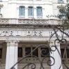 Le fronton de l'Hôtel des Bains, au Lido de Venise, derrière sa grille fermée