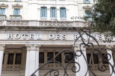 Le fronton de l'Hôtel des Bains, au Lido de Venise, derrière sa grille fermée