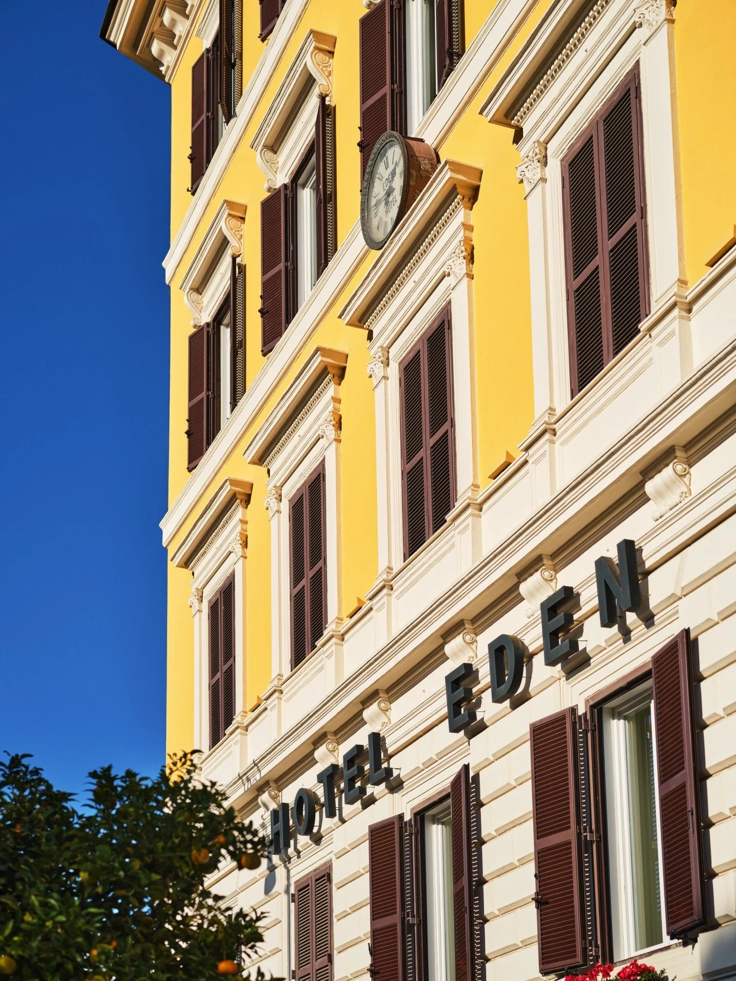 La façade et l’enseigne de l’Hotel Eden, à Rome