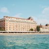 L'hôtel Excelsior Venice Lido vu de l'Adriatique, façade vénéto-mauresque de 1908