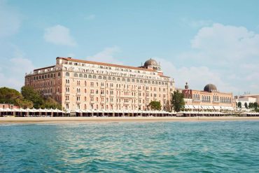 L'hôtel Excelsior Venice Lido vu de l'Adriatique, façade vénéto-mauresque de 1908