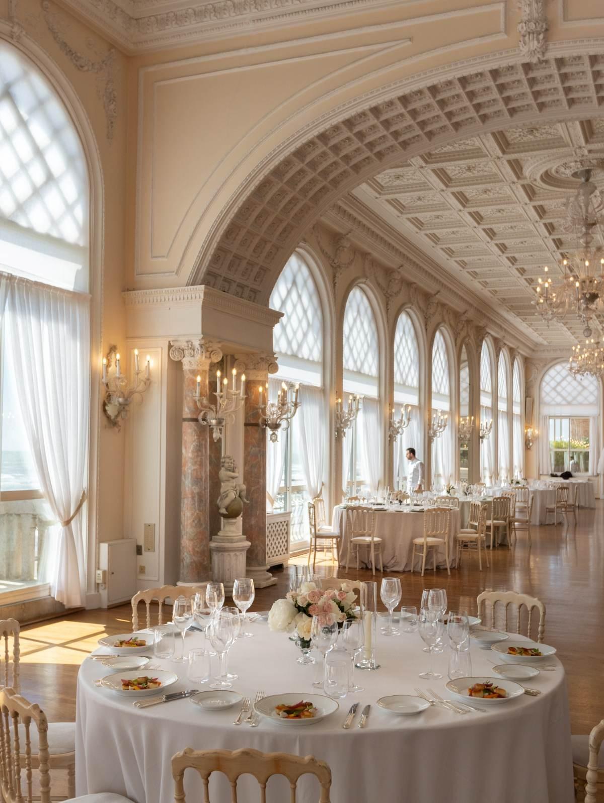 La salle de bal de l'hôtel Excelsior Venice Lido, arcades et lustres de l'époque