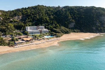 Vue aérienne du Domes of Corfu, resort de plage du portefeuille Hotel Investment Partners en Grèce