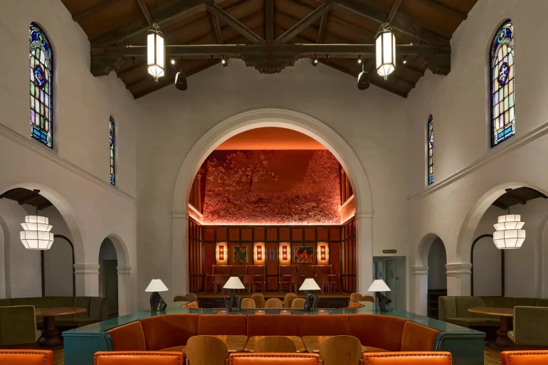 Nef de l'ancienne église de 1931 de l'hôtel Lucile à Silver Lake, Los Angeles, devenue le restaurant Sous Sous