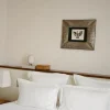 Une chambre de l’hôtel Massé, à Pigalle, avec son lit blanc et son cadre ancien