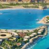 Vue aérienne du Nammos Resort AMAALA et de son île privée à Triple Bay, sur la mer Rouge