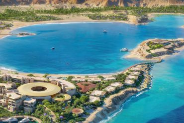 Vue aérienne du Nammos Resort AMAALA et de son île privée à Triple Bay, sur la mer Rouge