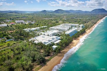 Vue aérienne de l'Hotel Riu Palace Phuket sur la plage de Mai Khao (rendu)