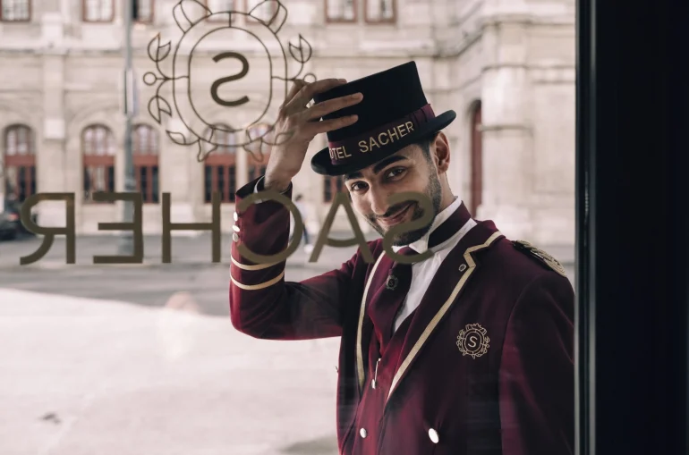 El emblemático Hotel Sacher Wien sirve de escenario para la temporada 2 de Kommissar Rex, rodada en Viena