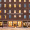 La façade illuminée de l'hôtel Sommerro à Oslo, complet pour les funérailles du roi Harald V
