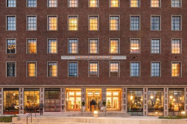 La façade illuminée de l'hôtel Sommerro à Oslo, complet pour les funérailles du roi Harald V