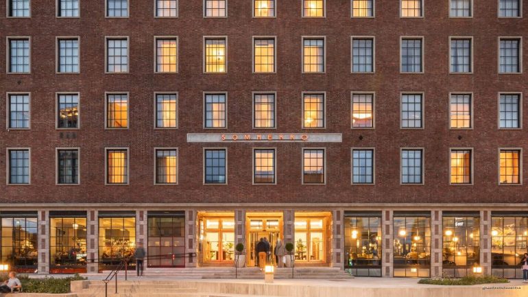La façade illuminée de l'hôtel Sommerro à Oslo, complet pour les funérailles du roi Harald V