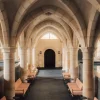 Les deux bassins du spa Caudalie des Sources de Vougeot sous les voûtes de l'ancien cellier du château de Gilly, à Gilly-lès-Cîteaux, en Bourgogne