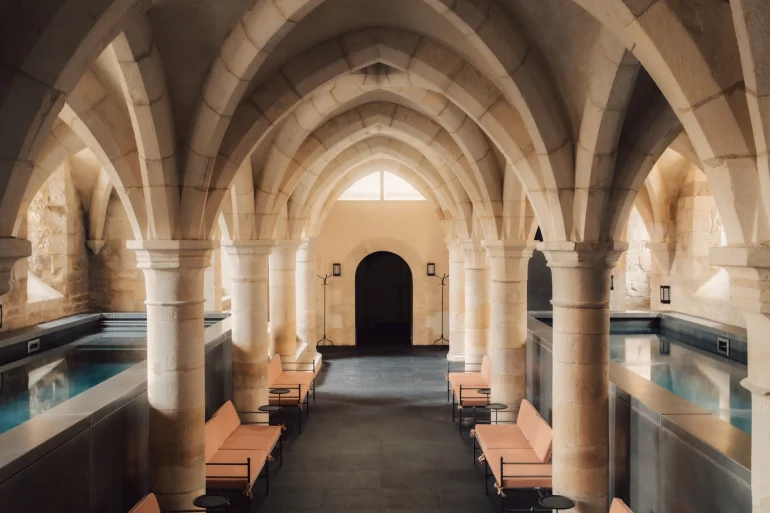 Les deux bassins du spa Caudalie des Sources de Vougeot sous les voûtes de l'ancien cellier du château de Gilly, à Gilly-lès-Cîteaux, en Bourgogne