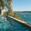 Le couloir de nage extérieur de l'hôtel Castelbrac à Dinard, suspendu au-dessus de la baie face à Saint-Malo
