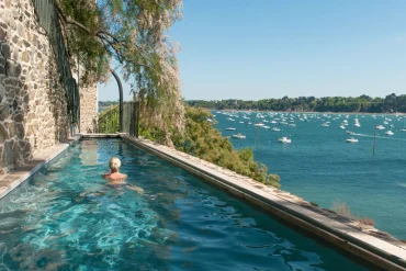 Le couloir de nage extérieur de l'hôtel Castelbrac à Dinard, suspendu au-dessus de la baie face à Saint-Malo