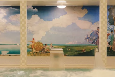 Le bassin d'eau de mer chauffé des Cures Marines à Trouville-sur-Mer, sous la fresque balnéaire des années 1920