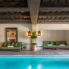 La piscine intérieure du Spa Airelles by Guerlain, sous les poutres de La Bastide, à Airelles Gordes, dans le Luberon