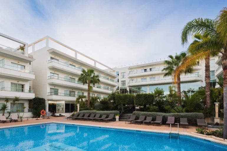 La piscine extérieure du Sun Palace Albir, sur la Costa Blanca