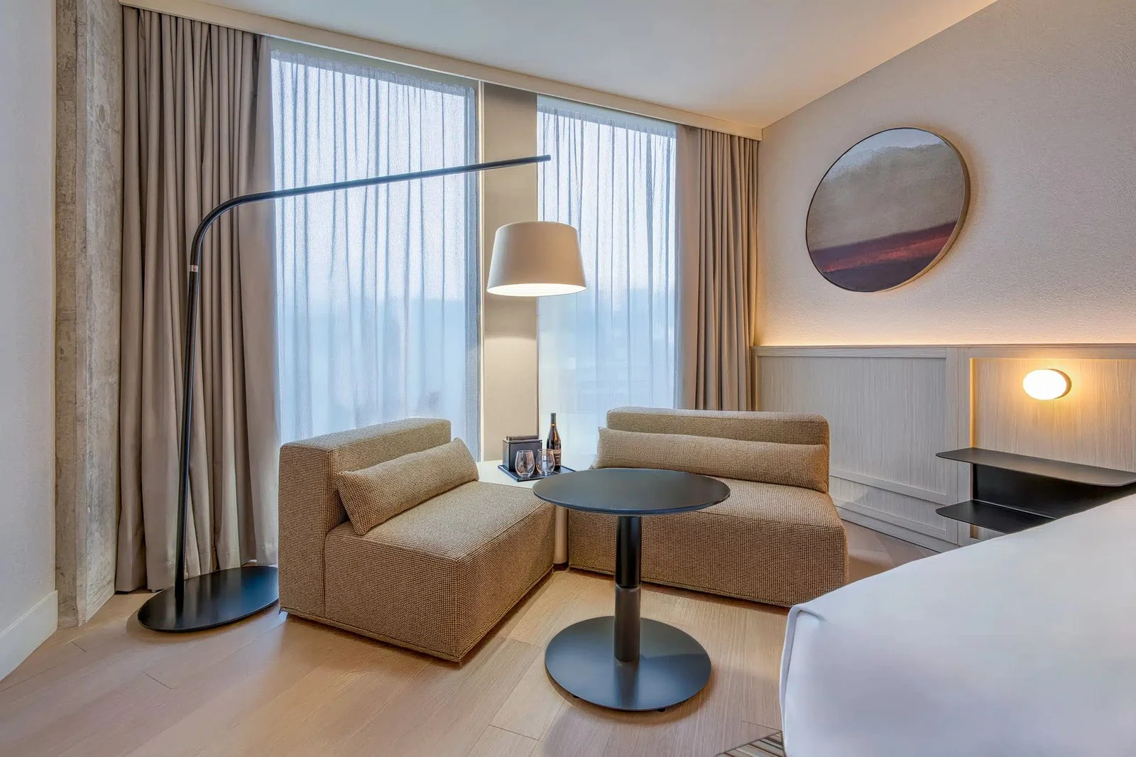 Le coin salon d’une chambre de l’hôtel The Clayfield