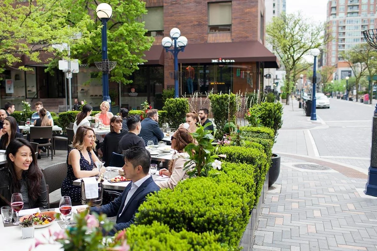 La terrasse de ONE Restaurant, à l’hôtel The Hazelton, sur Yorkville Avenue