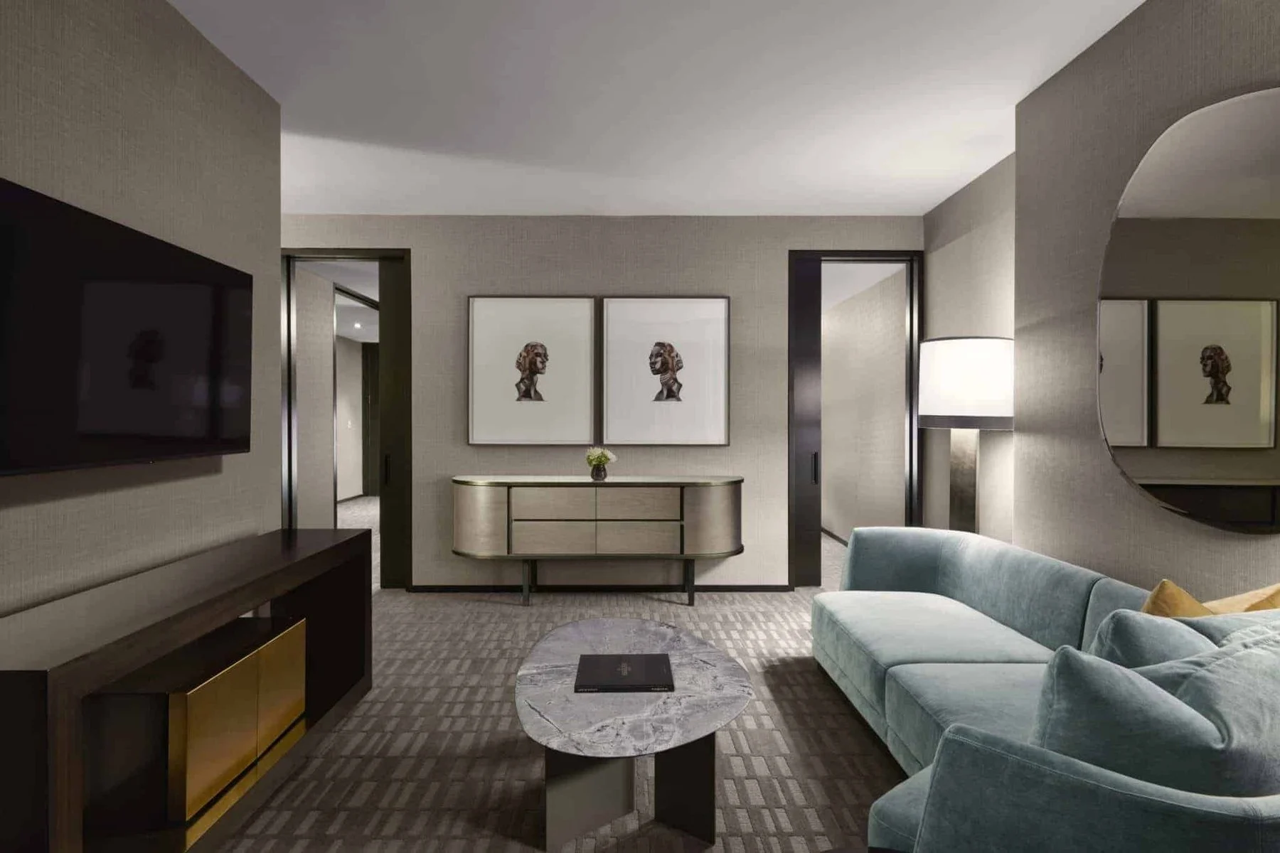 Le salon d’une suite Executive de l’hôtel The Hazelton à Toronto