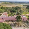 La Salvada, villa rose de l'hôtel Vermelho de Christian Louboutin à Melides, au Portugal