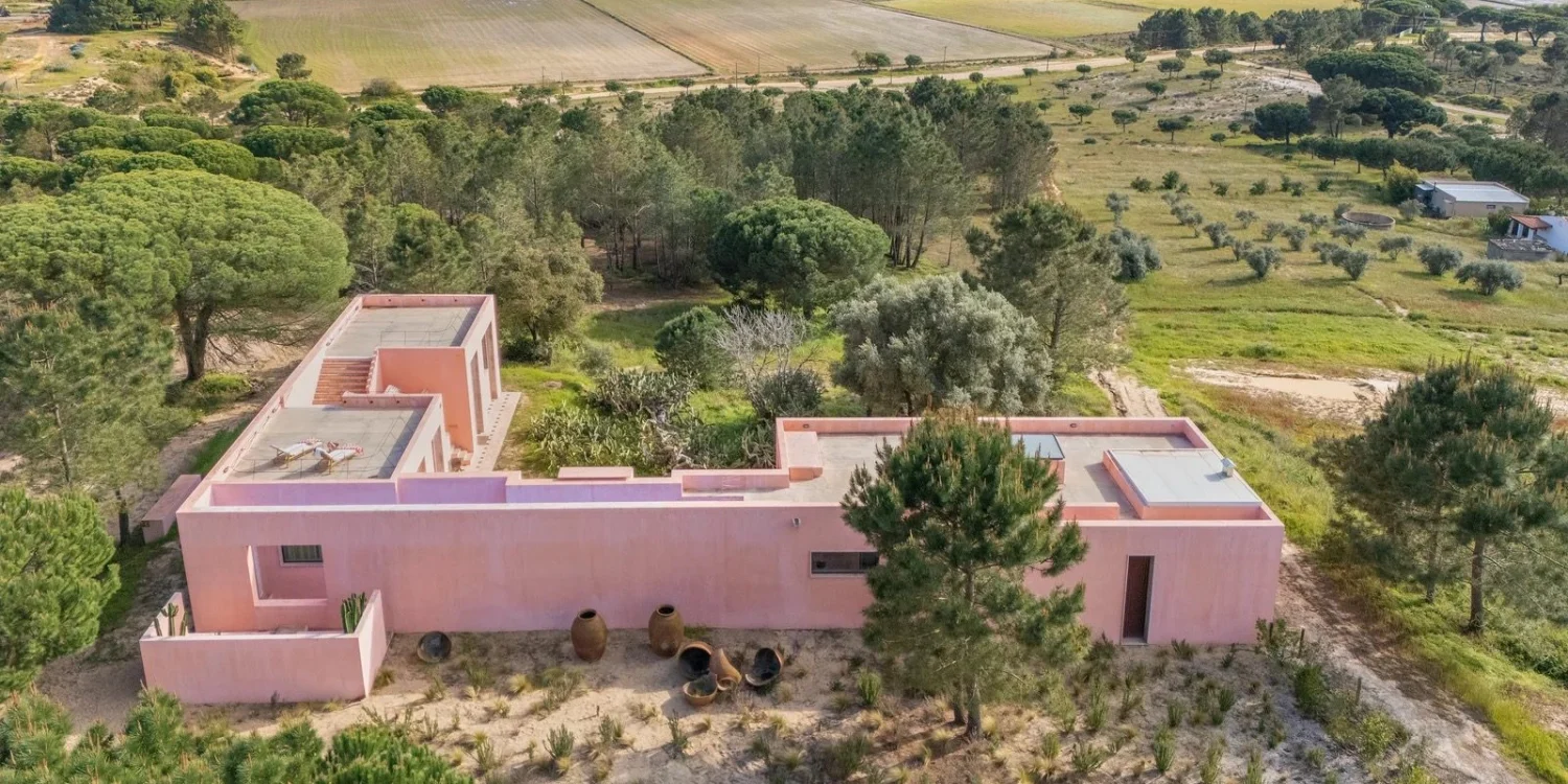 La Salvada, villa rose de l'hôtel Vermelho de Christian Louboutin à Melides, au Portugal