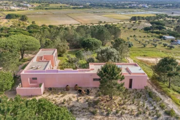 La Salvada, villa rose de l'hôtel Vermelho de Christian Louboutin à Melides, au Portugal