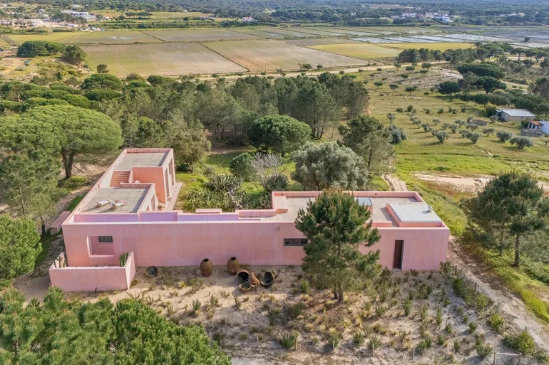 La Salvada, villa rose de l'hôtel Vermelho de Christian Louboutin à Melides, au Portugal