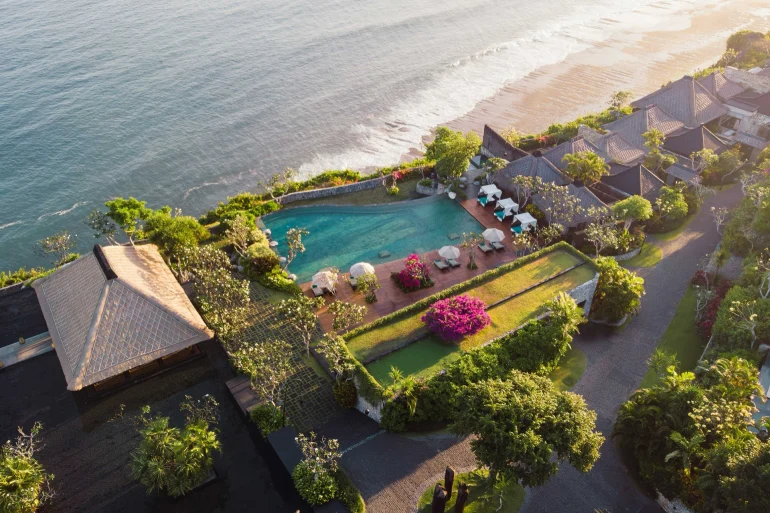 Vue aérienne du Bvlgari Resort Bali sur la falaise d'Uluwatu