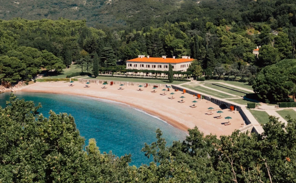 Les plus beaux hôtels de luxe du Monténégro en 2026 : Aman Sveti Stefan rouvre, et 8 autres adresses