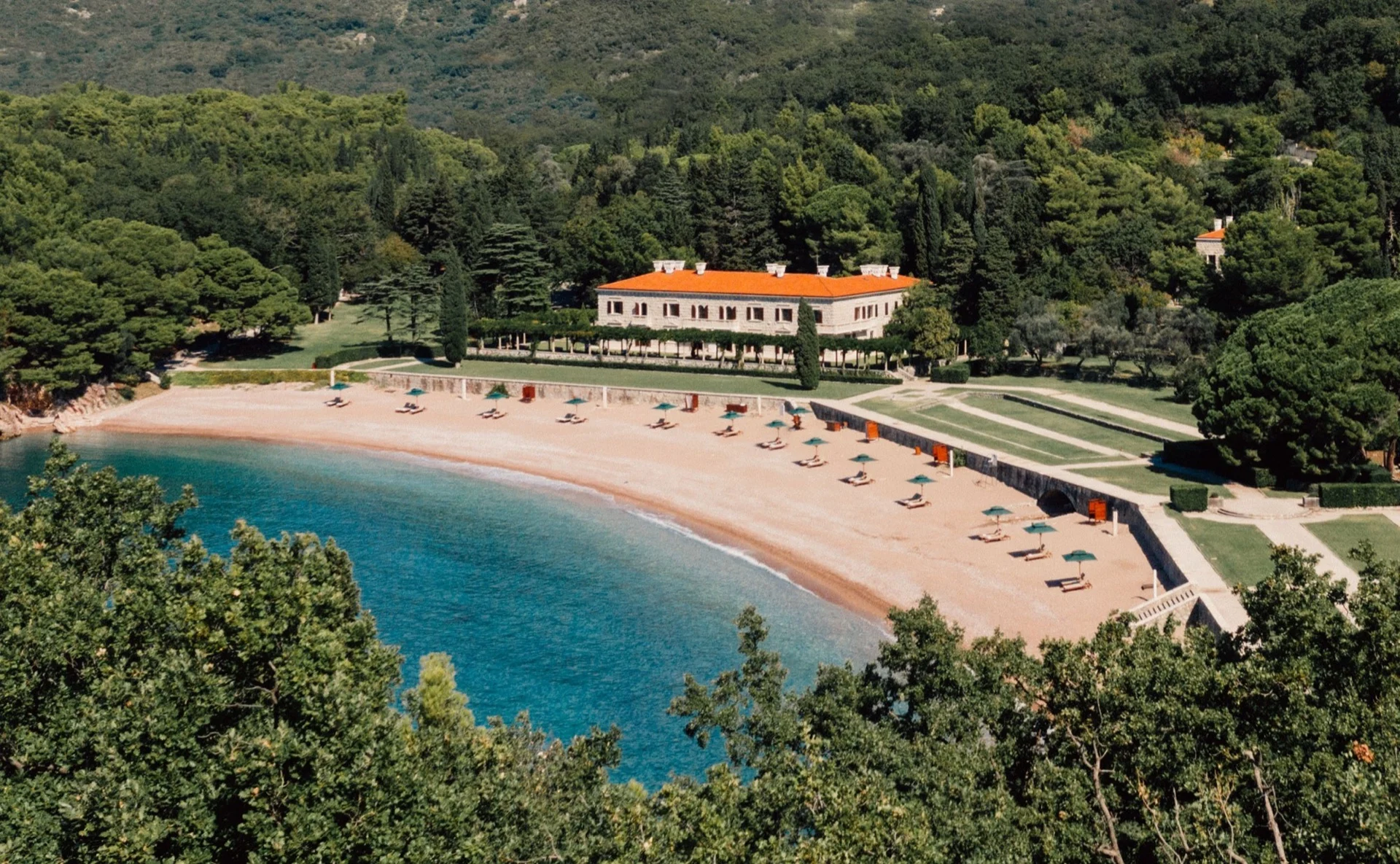 La Villa Miločer d'Aman Sveti Stefan et sa plage au Monténégro