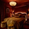 Chambre Classic du House of Gods Canary Wharf à Londres, velours rouge et lit doré