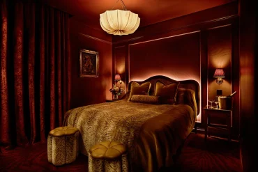 Chambre Classic du House of Gods Canary Wharf à Londres, velours rouge et lit doré