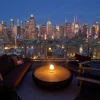 Le rooftop Hudson VU de l'Ink 48 face à la skyline de Manhattan, la nuit