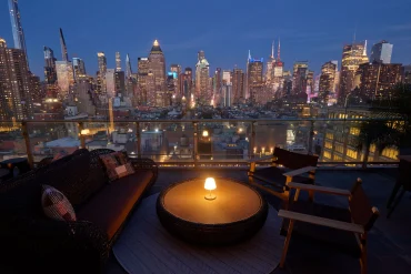 Le rooftop Hudson VU de l'Ink 48 face à la skyline de Manhattan, la nuit