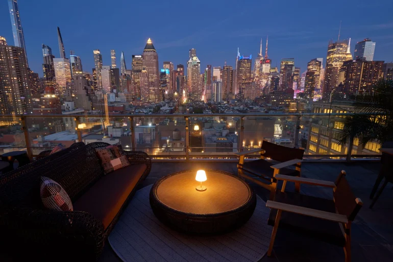 Le rooftop Hudson VU de l'Ink 48 face à la skyline de Manhattan, la nuit