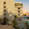 Le Kimpton Tres Rios Riviera Maya vu depuis la plage au coucher du soleil, au Mexique