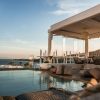 Piscine et terrasse face à la mer Égée du Kove Hotel & Spa Mykonos, MGallery Collection