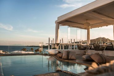 Piscine et terrasse face à la mer Égée du Kove Hotel & Spa Mykonos, MGallery Collection