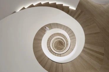 L’escalier hélicoïdal du Lanserhof Sylt, signé Christoph Ingenhoven