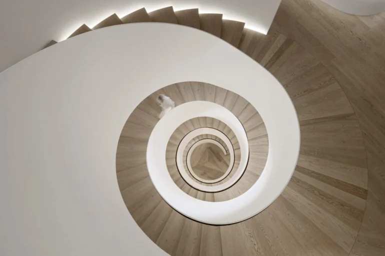 L’escalier hélicoïdal du Lanserhof Sylt, signé Christoph Ingenhoven