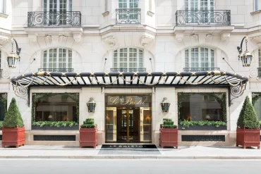 La façade du palace Le Bristol Paris, rue du Faubourg-Saint-Honoré, avec sa marquise et ses buis