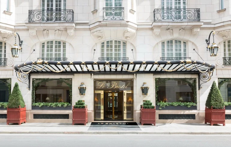 La façade du palace Le Bristol Paris, rue du Faubourg-Saint-Honoré, avec sa marquise et ses buis