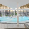 La grande piscine thermale intérieure de l'Eden Spa du Primore, à Hévíz en Hongrie